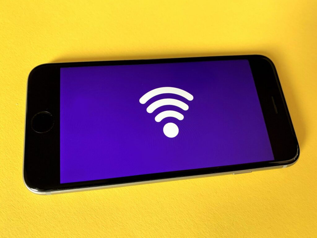 Estos-son-los-peligros-de-conectarse-a-redes-WiFi-públicas
